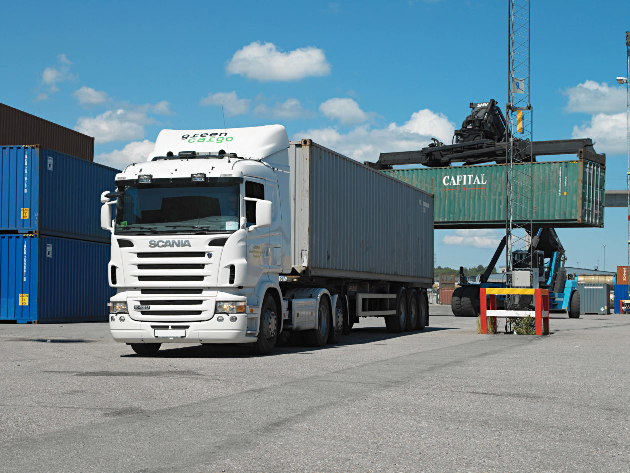 Грузовик перевозит 221 тонн. Скания контейнеровоз. Scania r420 6x2. Скания седельный контейнеровоз. Скания r 420 6x2.